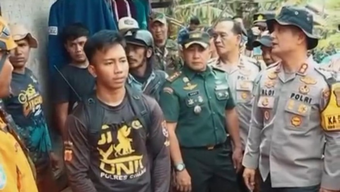 Kapolres Cimahi, AKBP Aldi Subartono bersama Dandim 0609 Cimahi, Letkol Arm Boby, SIP, disela-sela proses pencarian sembilan korban yang diduga tertimbun tanah longsor di Kampung Gintung, Desa Cibenda, Kacematan Cipongkor, Kabupaten Bandung Barat (KBB). Proses pencarian korban melibatkan tim K-9 Polda Jabar
