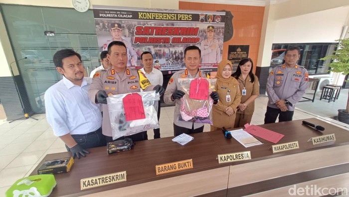 Kapolresta Cilacap, Kombes Ruruh Wicaksono (tengah) menunjukkan barang bukti kasus pembunuhan bayi yang dilakukan oleh ibu kandungnya di Mapolresta Cilacap, Senin (25/3/2024).