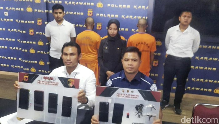 Kasat Reskrim Polres Karawang AKP Abdul Jalil saat merilis kasus pembunuhan pria asal Cimahi di Mapolres Karawang