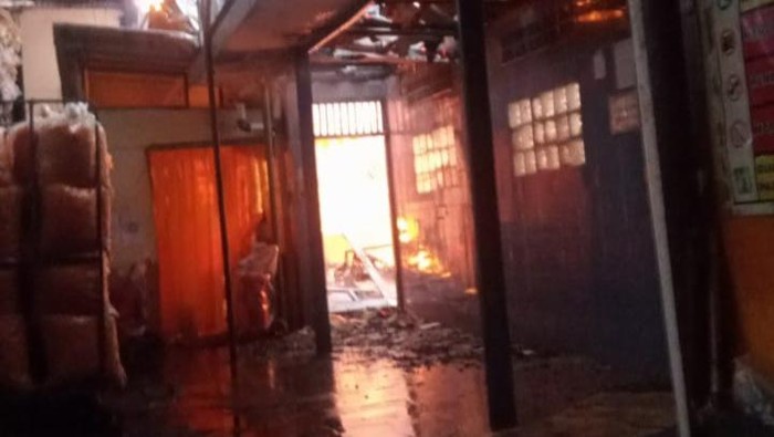 Kebakaran gudang makanan ringan di Bogor. (Dok Istimewa)