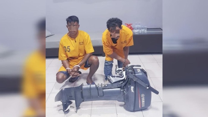 Kedua pelaku usai berhasil diringkus polisi dan barang bukti yang diamankan.