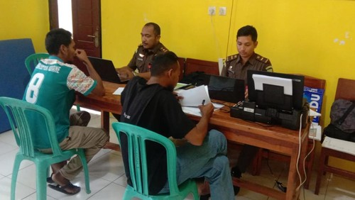 Kejari Bima memeriksa nasabah BSI untuk mengusut dugaan KUR fiktif di Kantor Desa Tangga, Kecamatan Monta, Kabupaten Bima, NTB, Senin (25/3/2024). (Foto: Dok. Kejari Bima)