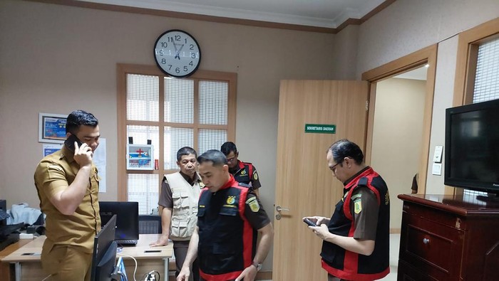 Kejati Sumbar menggeledah ruangan Sekda Prov Sumbar. (M Afdal Afrianto/detikSumut)
