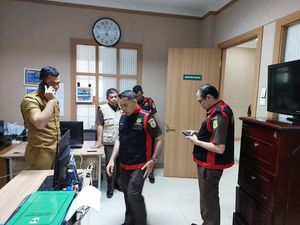 Ruangan Sekda Sumbar Ikut Digeledah Kejati, Sejumlah Dokumen Diangkut