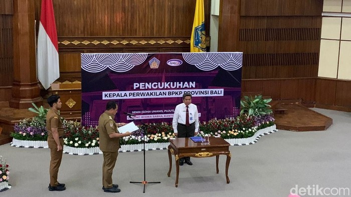 Kepala BPKP Provinsi Bali Heru Tarsila saat dikukuhkan oleh Pj Gubernur Bali Mahendra Jaya di Kantor Gubernur Bali, Senin (25/3/2024). (Foto: Rizki Setyo/detikBali)