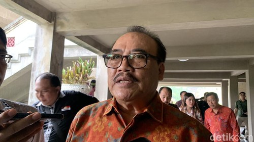 Ketua DPD I Golkar Bali I Nyoman Sugawa Korry di kantor DPRD Bali, Senin (25/3/2024). (Rizki Setyo/detikBali)