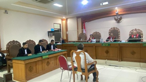 Ketua LPD Desa Adat Bakas menjalani sidang tuntutan di PN Tipikor Denpasar, Senin (25/3/2024). (Istimewa)