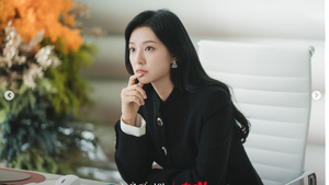 9 Inspirasi Gaya Kantoran a La Kim Ji Won di Queen of Tears