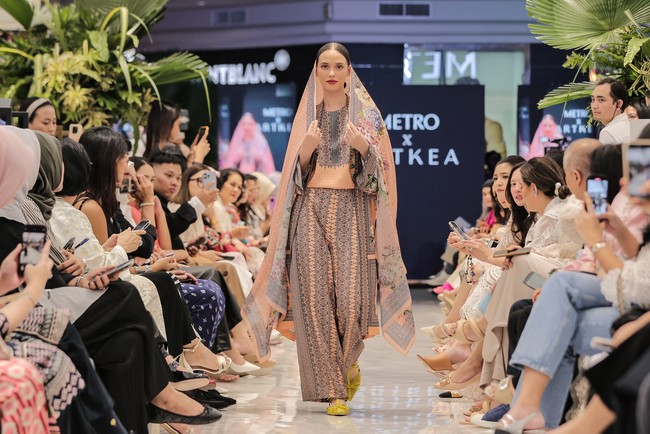 Metro berkolaborasi dengan Sebastian Gunawan, Denny Wirawan, Tandamata dan Artkea, merilis koleksi eksklusif busana Lebaran 2024. Foto: Dok. Metro Depatemen Store.