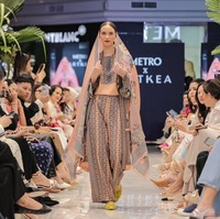 Metro berkolaborasi dengan Sebastian Gunawan, Denny Wirawan, Tandamata dan Artkea, merilis koleksi eksklusif busana Lebaran 2024. Foto: Dok. Metro Depatemen Store.