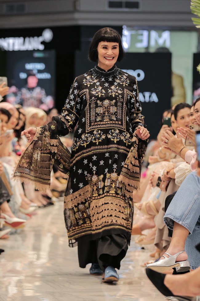 Metro berkolaborasi dengan Sebastian Gunawan, Denny Wirawan, Tandamata dan Artkea, merilis koleksi eksklusif busana Lebaran 2024. Foto: Dok. Metro Depatemen Store.