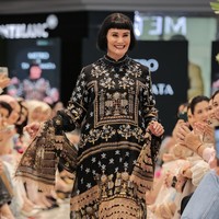 Metro berkolaborasi dengan Sebastian Gunawan, Denny Wirawan, Tandamata dan Artkea, merilis koleksi eksklusif busana Lebaran 2024. Foto: Dok. Metro Depatemen Store.