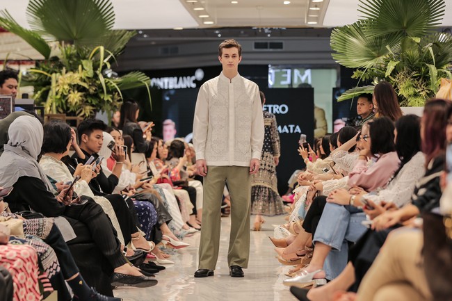 Metro berkolaborasi dengan Sebastian Gunawan, Denny Wirawan, Tandamata dan Artkea, merilis koleksi eksklusif busana Lebaran 2024.  Foto: Dok. Metro Depatemen Store.