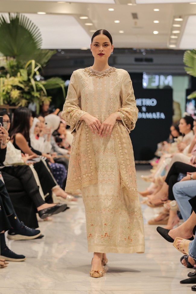 Metro berkolaborasi dengan Sebastian Gunawan, Denny Wirawan, Tandamata dan Artkea, merilis koleksi eksklusif busana Lebaran 2024. Foto: Dok. Metro Depatemen Store.