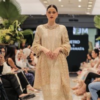 Metro berkolaborasi dengan Sebastian Gunawan, Denny Wirawan, Tandamata dan Artkea, merilis koleksi eksklusif busana Lebaran 2024. Foto: Dok. Metro Depatemen Store.