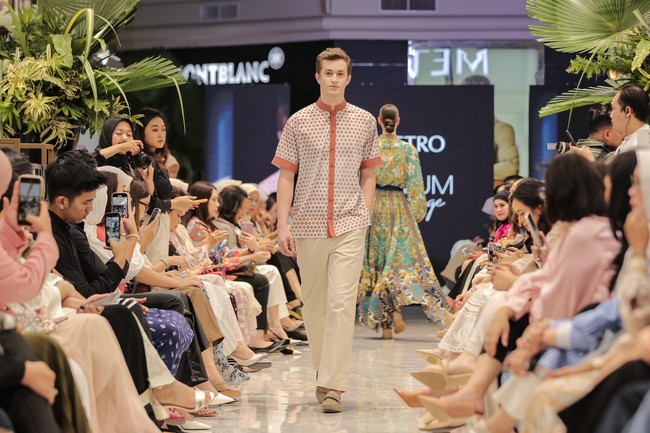 Metro berkolaborasi dengan Sebastian Gunawan, Denny Wirawan, Tandamata dan Artkea, merilis koleksi eksklusif busana Lebaran 2024. Foto: Dok. Metro Depatemen Store.
