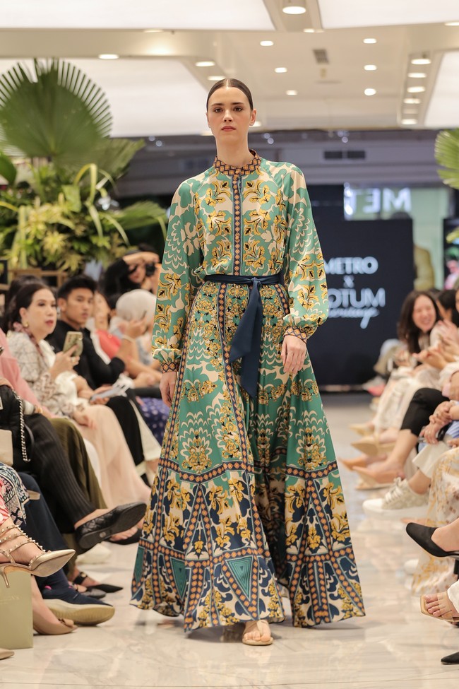 Metro berkolaborasi dengan Sebastian Gunawan, Denny Wirawan, Tandamata dan Artkea, merilis koleksi eksklusif busana Lebaran 2024. Foto: Dok. Metro Depatemen Store.