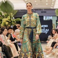 Metro berkolaborasi dengan Sebastian Gunawan, Denny Wirawan, Tandamata dan Artkea, merilis koleksi eksklusif busana Lebaran 2024. Foto: Dok. Metro Depatemen Store.