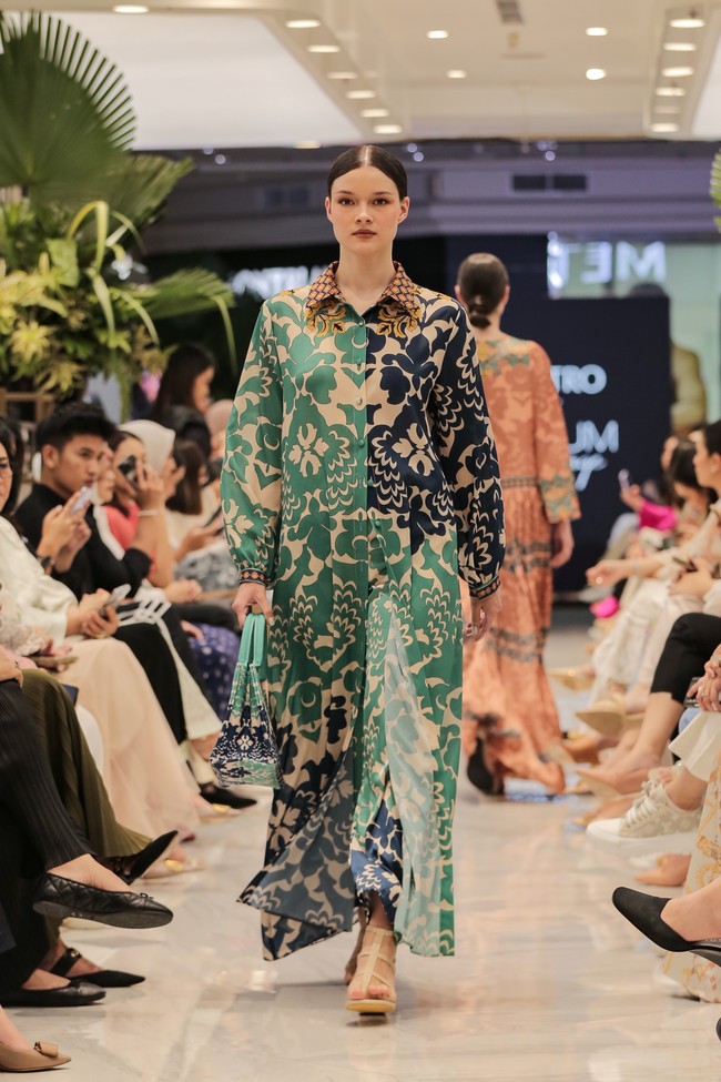 Metro berkolaborasi dengan Sebastian Gunawan, Denny Wirawan, Tandamata dan Artkea, merilis koleksi eksklusif busana Lebaran 2024. Foto: Dok. Metro Depatemen Store.