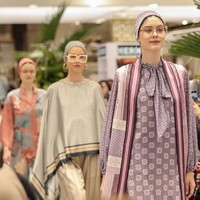 Metro berkolaborasi dengan Sebastian Gunawan, Denny Wirawan, Tandamata dan Artkea, merilis koleksi eksklusif busana Lebaran 2024. Foto: Dok. Metro Depatemen Store.