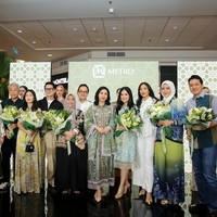 Metro berkolaborasi dengan Sebastian Gunawan, Denny Wirawan, Tandamata dan Artkea, merilis koleksi eksklusif busana Lebaran 2024. Foto: Dok. Metro Depatemen Store.
