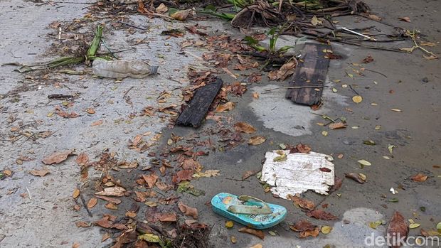 Kondisi Jalan Pantura Karanganyar Demak yang aspalnya rungkad gegara banjir, Senin (25/3/2024). Terpantau ada endapan lumpur dan sampah usai banjir Demak.