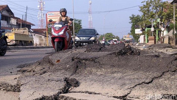 Kondisi Jalan Pantura Karanganyar Demak yang aspalnya rungkad gegara banjir, Senin (25/3/2024). Terpantau ada endapan lumpur dan sampah usai banjir Demak.