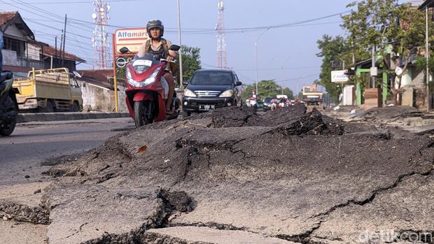 Kondisi Jalan Pantura Karanganyar Demak yang aspalnya rungkad gegara banjir, Senin (25/3/2024). Terpantau ada endapan lumpur dan sampah usai banjir Demak.
