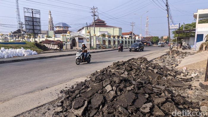 Kondisi Jalan Pantura Karanganyar Demak yang aspalnya rungkad gegara banjir, Senin (25/3/2024).