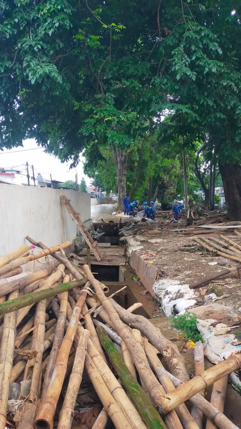 Kondisi tanggul Hek Kramat Jati di Jakarta Timur, dilaporkan Dinas SDA DKI tidak jebol, 25 Maret 2024. (Dok Dinas SDA DKI)