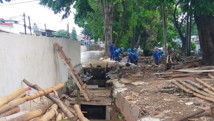 Kondisi tanggul Hek Kramat Jati di Jakarta Timur, dilaporkan Dinas SDA DKI tidak jebol, 25 Maret 2024. (Dok Dinas SDA DKI)