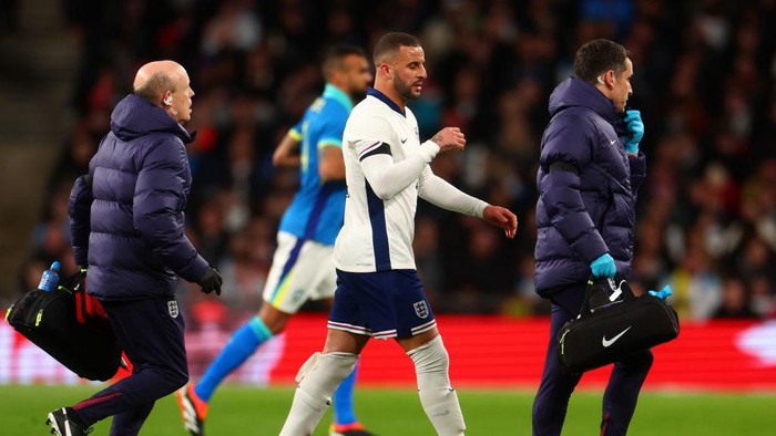 LONDON, ENGLAND - MARCH 23: Kyle Walker of England leaves the field through injury during the international friendly match between England and Brazil at Wembley Stadium on March 23, 2024 in London, England. (Photo by Chris Brunskill/Fantasista/Getty Images)