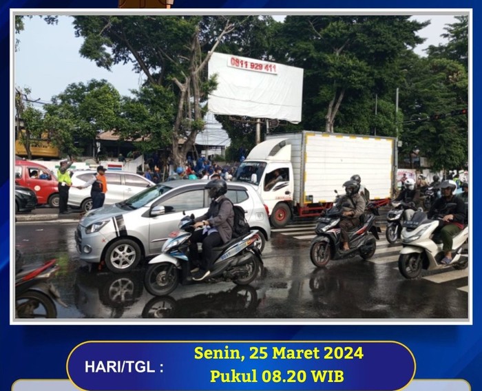 Lalu lintas di pertigaan Hek Kramat Jati, Jakarta Timur, 25 Maret 2024. (Akun X TMC Polda Metro Jaya)