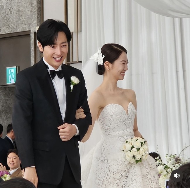 Aktor Korea Lee Sang Yeob telah melangsungkan pernikahan pada Minggu (24/3/2024). Acara tersebut dihadiri sejumlah rekan artis termasuk lawan mainnya dalam drama Korea Eve, Seo Ye Ji. Foto: dok. Instagram @all_for_yeob