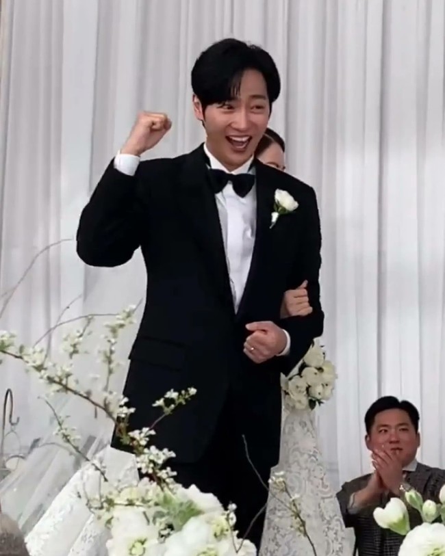 Lee Sang Yeob memutuskan untuk menikahi kekasihnya setelah 9 bulan pacaran. Kini sang aktor resmi mengakhiri masa lajangnya di usia 40 tahun. Foto: dok. Instagram @all_for_yeob