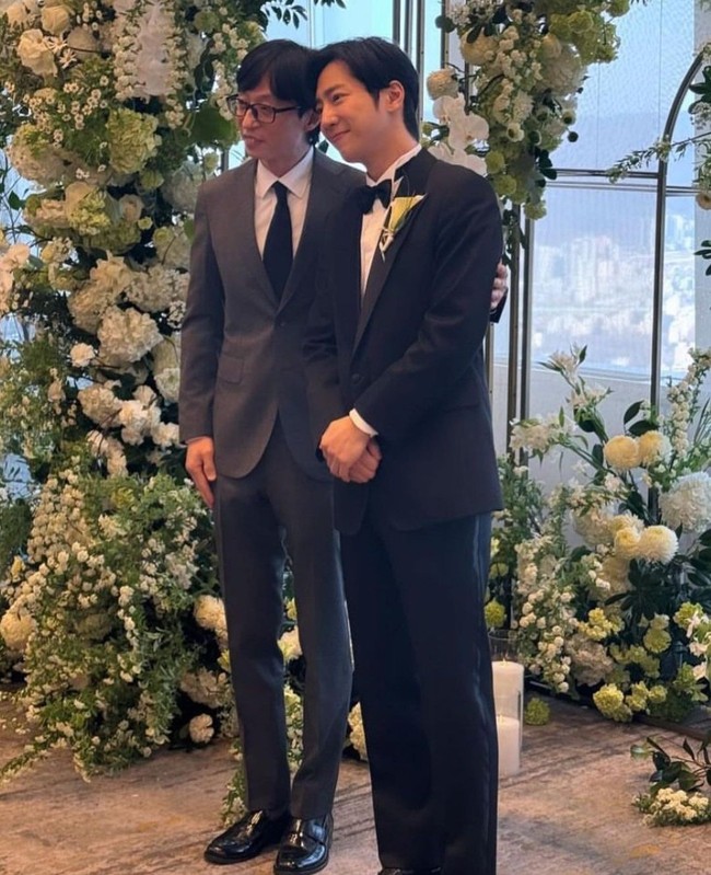 Pernikahan Lee Sang Yeob dipandu oleh MC kenamaan Korea Selatan, Yoo Jae Suk. Keduanya menjalin persahabatan sebagai rekan MC di acara televisi Sixth Sense. Foto: dok. Instagram @all_for_yeob