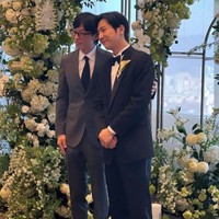 Pernikahan Lee Sang Yeob dipandu oleh MC kenamaan Korea Selatan, Yoo Jae Suk. Keduanya menjalin persahabatan sebagai rekan MC di acara televisi Sixth Sense. Foto: dok. Instagram @all_for_yeob