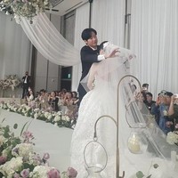 Lee Sang Yeob baru mengumumkan pernikahannya pada Senin (25/9/2023). Sejumlah penggemar terkejut dengan kabar pernikahan sang aktor karena mengira Lee Sang Yeob lajang bahkan terlibat cinta lokasi dengan rapper Jessi. Kedua rekan MC Sixth Sense sering memuji satu sama lain. Foto: dok. Instagram @all_for_yeob