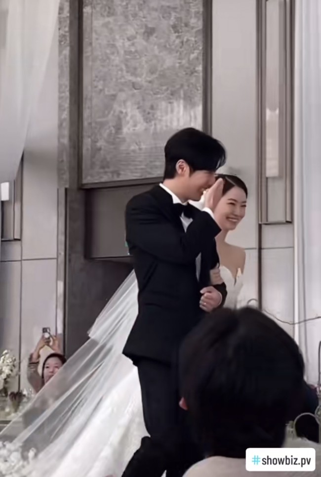 Pernikahan Lee Sang Yeob digelar secara tertutup di sebuah aula untuk menghargai istrinya, yang bukan seorang selebriti. Foto: dok. Instagram @all_for_yeob