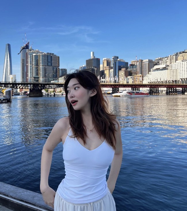 Awal karier Livy dimulai sebagai seorang pemain game profesional. Keahliannya dalam dunia gaming membuatnya menjadi brand ambassador untuk beberapa game online terkemuka. Foto: Instagram/livyrenata