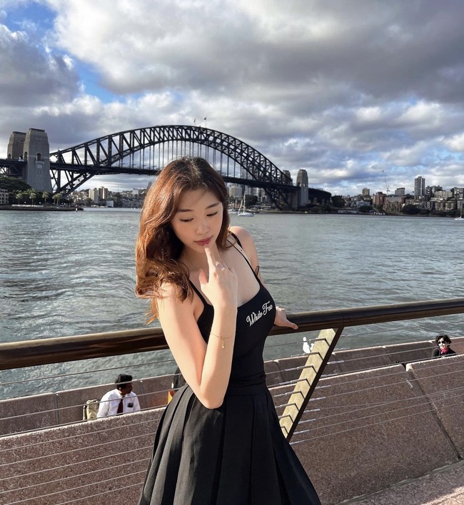 Selain itu, Livy dikenal sebagai sosok yang hidup mewah sejak kecil dan seringkali terlibat dalam kisah-kisah viral, terutama saat masa sekolahnya di luar negeri. Aktivitasnya yang aktif di media sosial seperti Instagram dan X membuatnya memiliki banyak penggemar, terutama di kalangan pria. Foto: Instagram/livyrenata