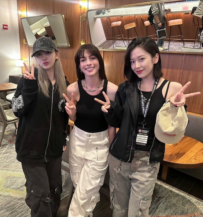 Liz & Yujin IVE Liz & Yujin IVE foto bareng Anne Hathaway saat nonton pertandingan NBA di Atlanta.