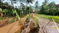 Akses jalan satu-satunya banyak yang rusak diterjang longsor sehingga mengganggu aktivitas warga (Foto: Whisnu Pradana/detikJabar)