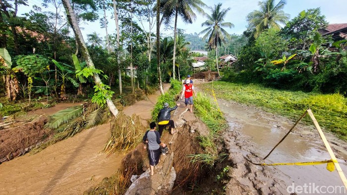 Longsor dan banjir bandang menerjang Desa Cibenda dan Desa Sirnagalih, Kecamatan Cipongkor, Kabupaten Bandung Barat, Senin (25/3/2024).