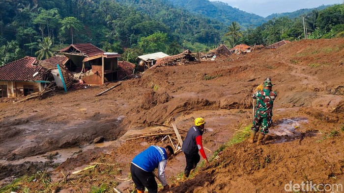 Longsor dan banjir bandang menerjang Desa Cibenda dan Desa Sirnagalih, Kecamatan Cipongkor, Kabupaten Bandung Barat, Senin (25/3/2024).