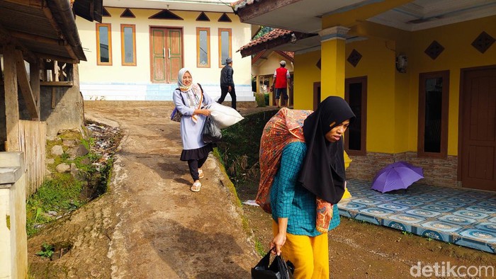 Longsor dan banjir bandang menerjang Desa Cibenda dan Desa Sirnagalih, Kecamatan Cipongkor, Kabupaten Bandung Barat, Senin (25/3/2024).