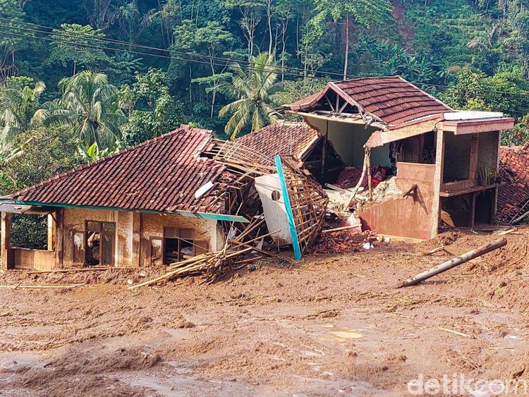 Penampakan Longsor dan Banjir Bandang Terjang Bandung Barat