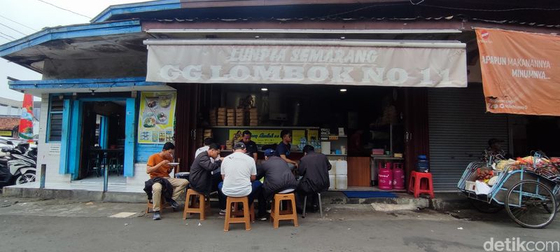 Suasana di kedai Loenpia Gang Lombok Semarang, Senin (25/3/2024).