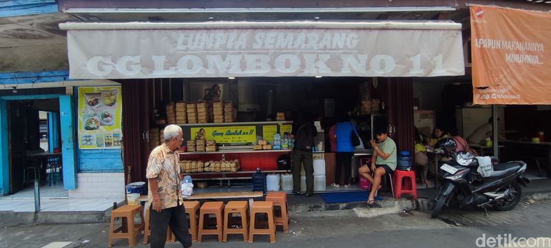 Suasana di kedai Loenpia Gang Lombok Semarang, Senin (25/3/2024).