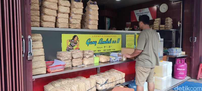 Suasana di kedai Loenpia Gang Lombok Semarang, Senin (25/3/2024).